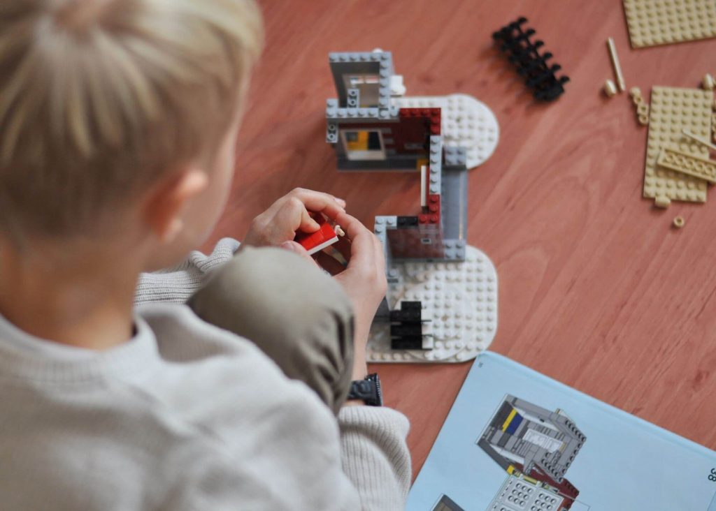 *Werbung* Endlich Winter: Zusammen mit der Familie Lego bauen - Gemeinsam schwierigere Sets bauen und Spaß haben. #lego #bauen #winter #weihnachten #feuerwehr #spielen #kinder