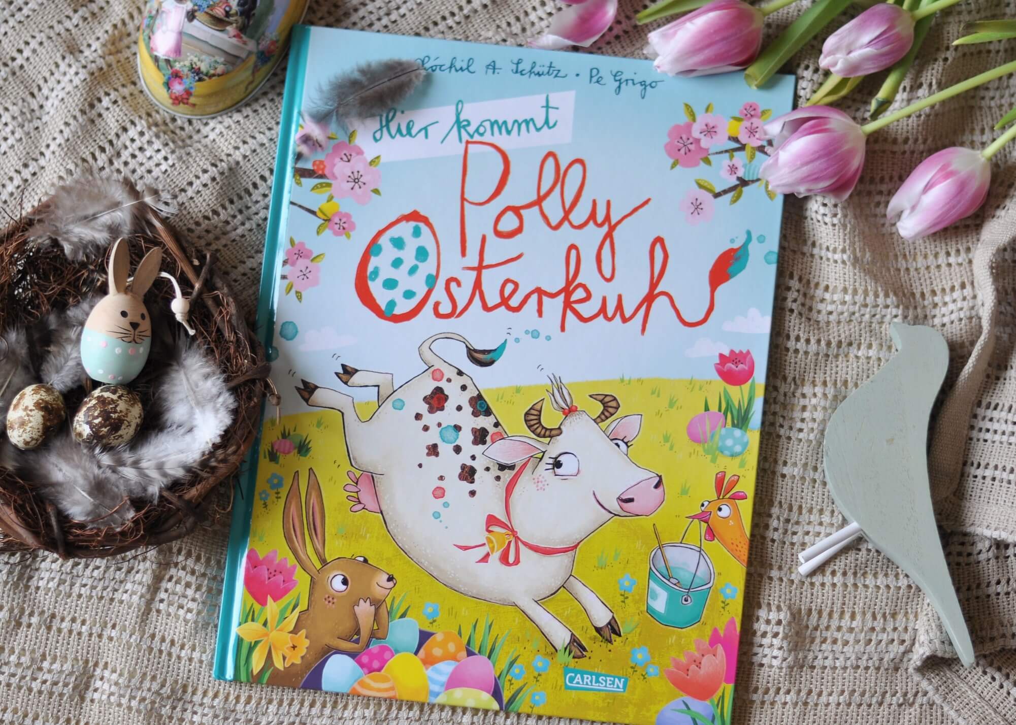 in Hier kommt Polly Osterkuh von Xóchil Schütz. Polly möchte nämlich auch Eier bemalen, nur ist das schwieriger als gedacht. #kuh #ostern #kinderbuch #bilderbuch #frühling