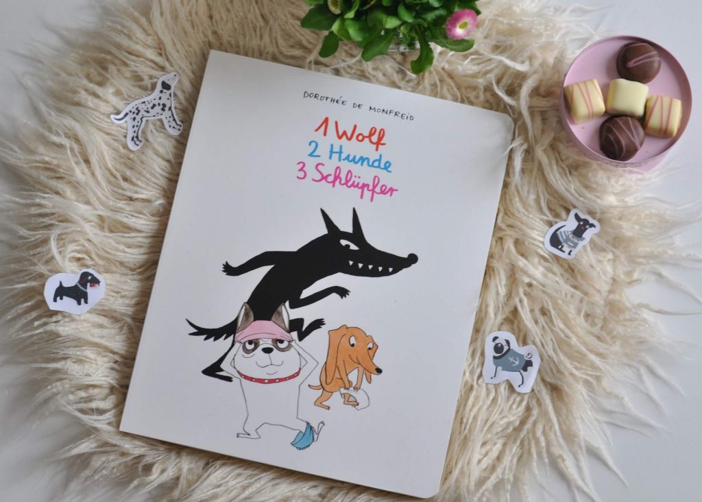 Dieser Comic mit Dorotheé Monfreids Hundebande hat nicht nur ein überraschendes Ende - kleine Kinder lernen damit spielerisch die Zahlen bis 10 sowie diverse Kleidungsstücke kennen. #pappbilderbuch #kinderbuch #lesen #comic #hund #zahlen #zählen