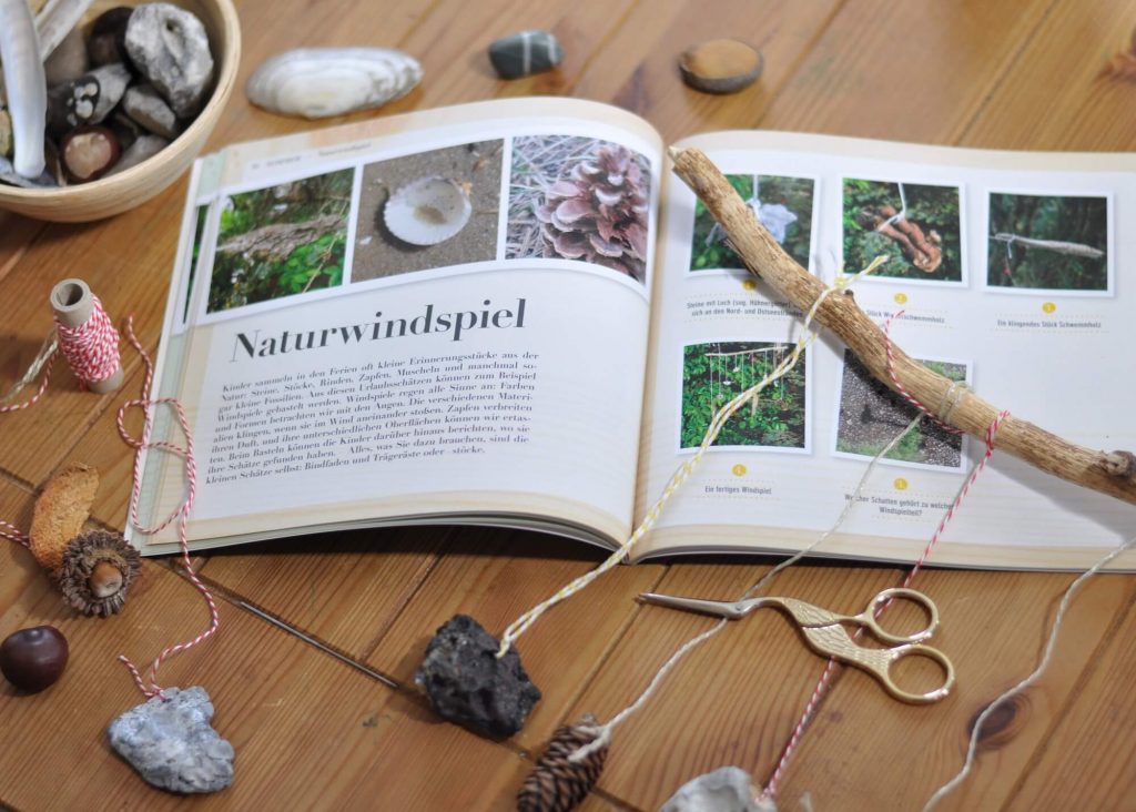 56 Ideen, um die Natur zu endecken, mit Naturmaterialien zu spielen und zu basteln. Dieses Buch inspiriert mit vielen Fotoaufnahmen und wenig Text, ideal für Eltern und Erzieher mit Kindern ab 2 Jahren. #natur #experimente #basteln #montessori #kindergarten #basteln #garten #kinder #spiele