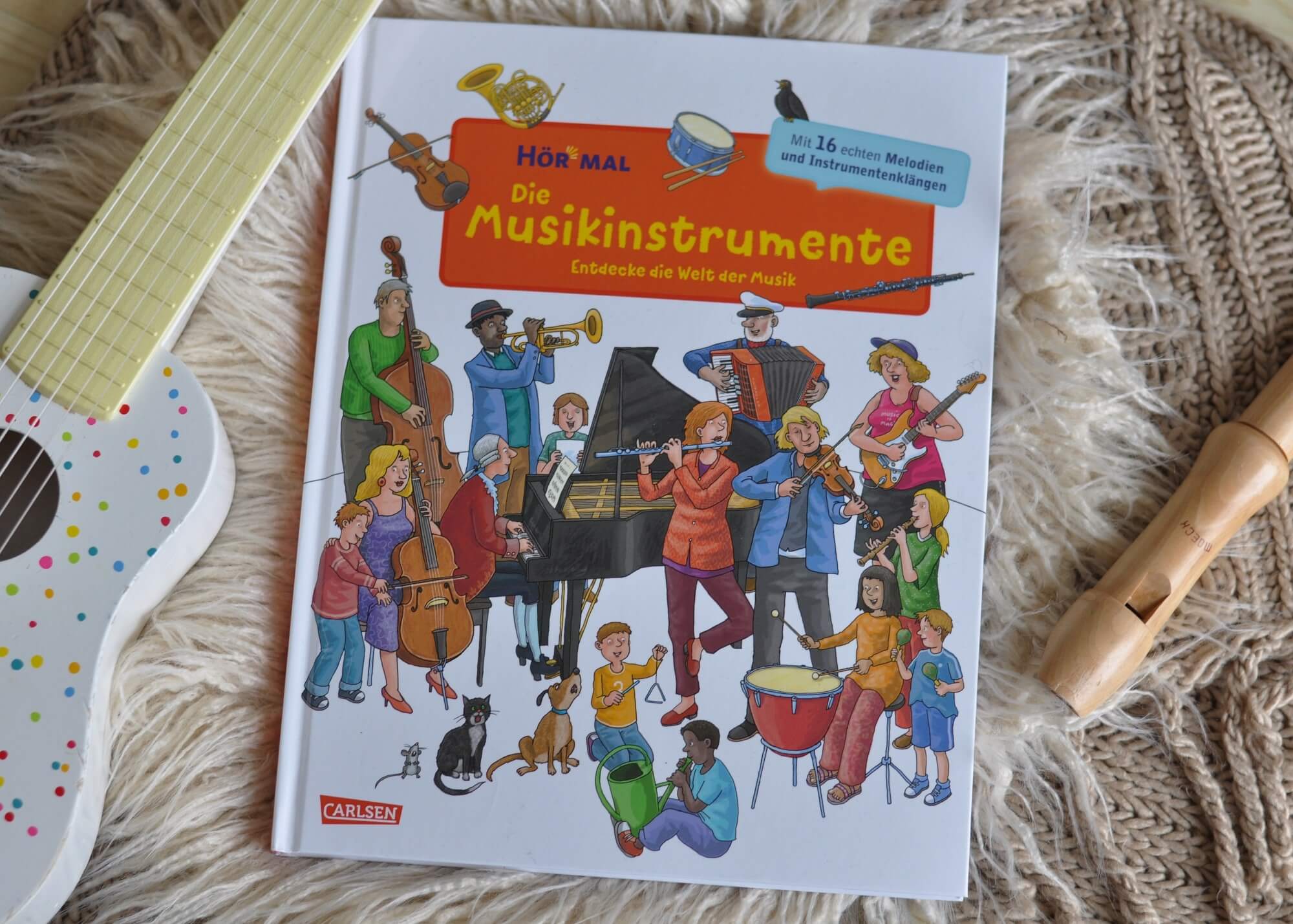 Spielerisch Musikinstrumente und Instrumentenfamilien kennen lernen und mit 16 Sounds ihren Klängen lauschen. Perfekt für musikalische Früherziehung oder die Grundschule. #musik #instrumente #buch #kinder #lernen #hören #sound #bilderbuch #sachbuch