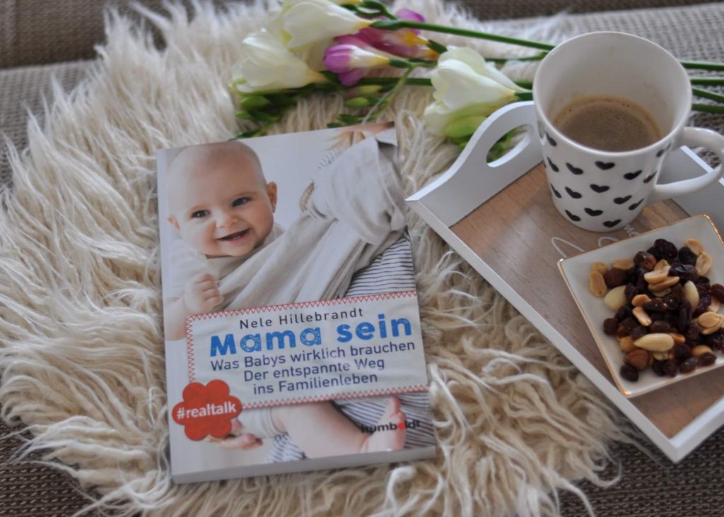 Ratgeber für frisch gebackene Mamas von Faminio-Bloggerin Nele Hillebrandt. Tipps und Ratschläge, um seinen eigenen Weg ins Familienleben zu finden. #ratgeber #mama #mutter #familie #baby #tipps #lesen #buch #entspannung 