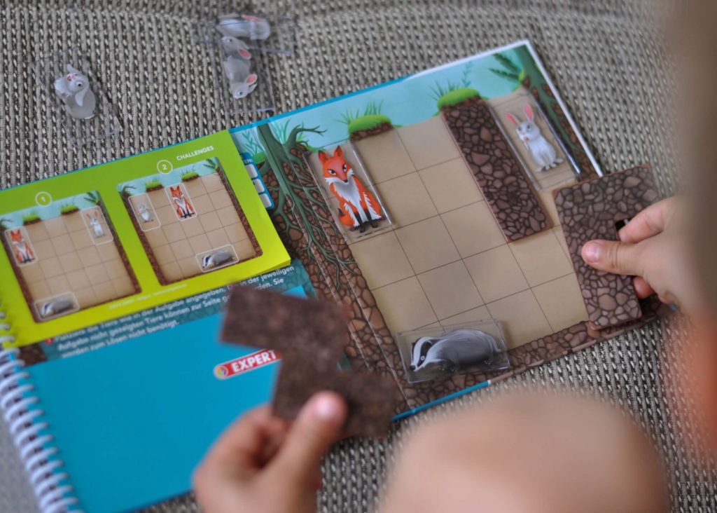 Magnetische Logikspiele für die Reise: Bei "Gewühle in der Grube" und "Korallenriff" lernen kinder logisches Denken, Planen und Problemlösungen. Fische finden, Höhlen bauen und drauf los puzzlen: Dazu machen die Knobelaufgaben in verschiedenen Schwierigkeitsstufen richtig Spaß. Für Kinder ab 4 bzw. 5 Jahren. #reise #spiel #logik #puzzle #autofahrt #beschäftigung #rätsel #kinder