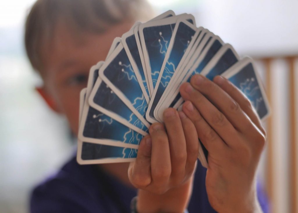 Mit diesen vier Kartenspielen lernen Schulkinder spielerisch Mathe. Zahlen kennen lernen, Muster erkennen, sowie Plus, Minus und Malaufgaben üben. Das beste: Sie merken gar nicht, das gerechnet wird. Macht auch dem Rest der Familie Spaß! #mathe #rechnen #zahlen #grundschule #spiel #familienspiele #nachhilfe #karten
