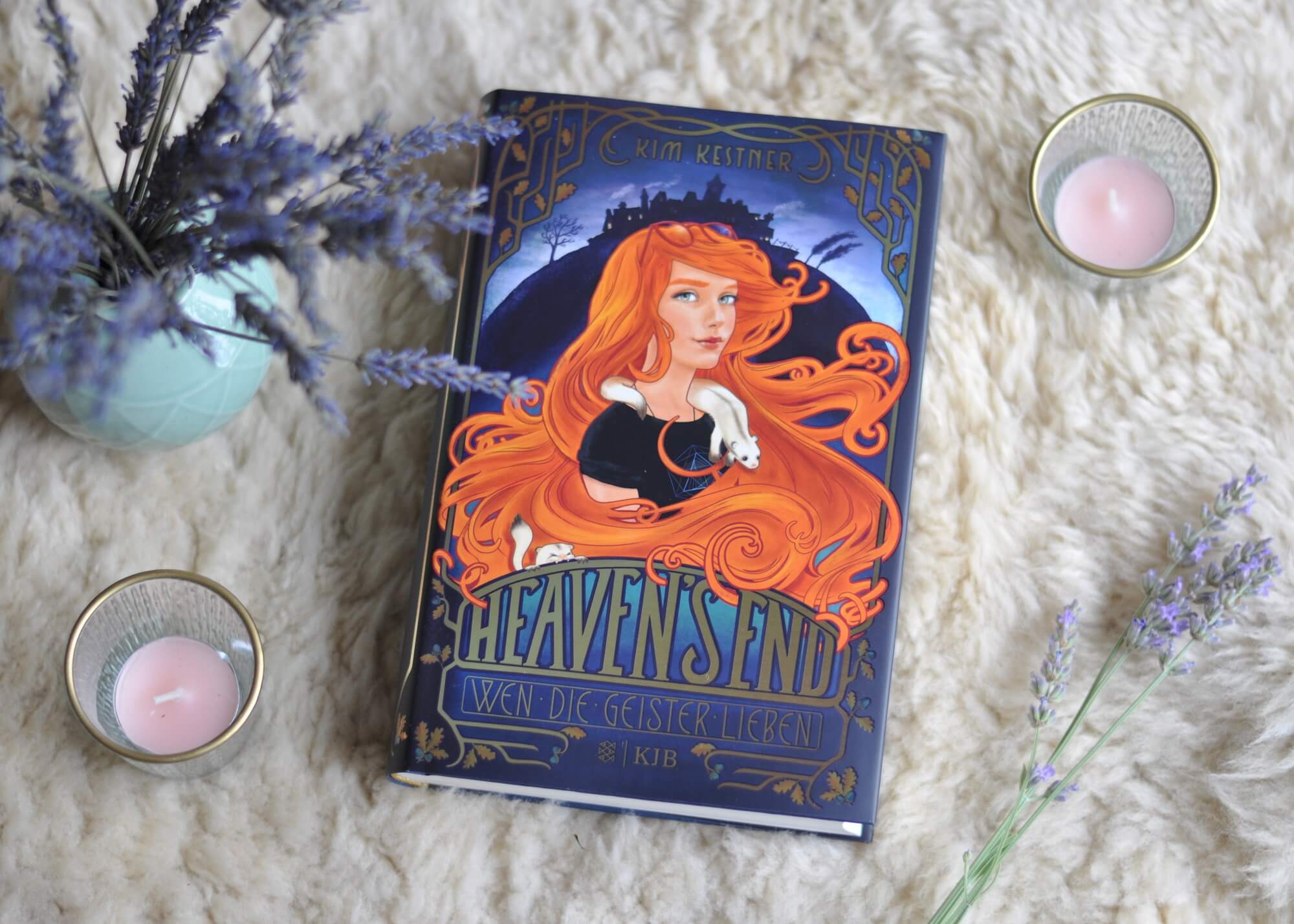 In Heaven’s End, einem kleinen schottischen Küstenort, lebt die 15-jährige Jojo mit ihrer Familie – der lebenden und der toten. Jojo kann Geister sehen, nur darf davon niemand etwas wissen. Auf einmal gehen unheimliche Dinge vor sich, die etwas mit schwarzer Magie zu tun haben könnten. Und mit einem dunklen Familiengeheimnis. #geister #buch #fantasy #magie #schottland #lesen #romantasy