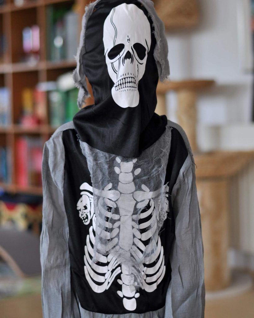 Halloween-Kostüm kaufen oder selbst basteln? Ich zeige euch, wie man ein Skelett-Kostüm easy selbst bastelt und pimpen kann. Imer Vergleich dazu ein Kostüm von der Stange. #halloween #skelett #kostüm #verkleiden #diy #basteln #kinder