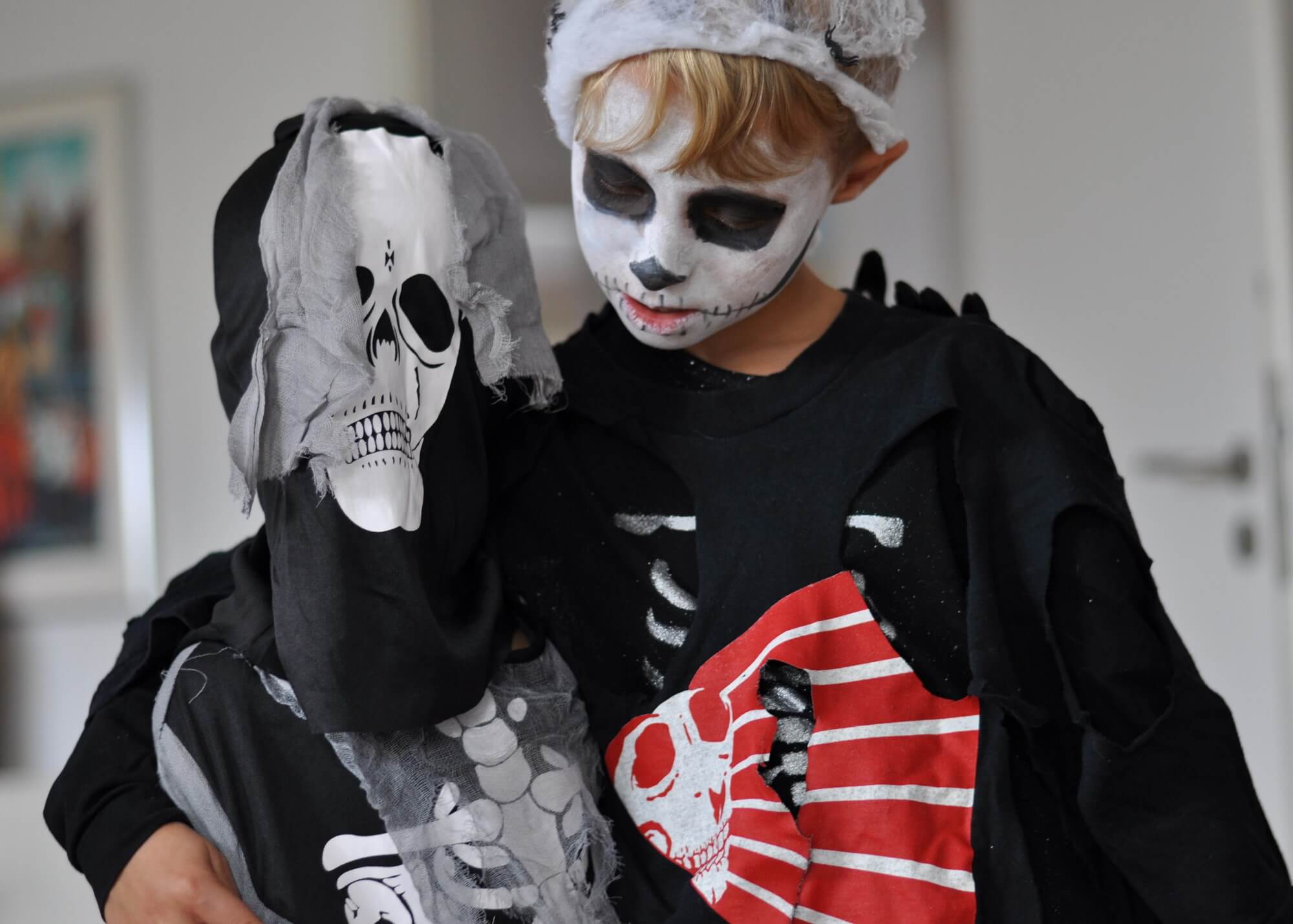 Halloween-Kostüm kaufen oder selbst basteln? Ich zeige euch, wie man ein Skelett-Kostüm easy selbst bastelt und pimpen kann. Imer Vergleich dazu ein Kostüm von der Stange. #halloween #skelett #kostüm #verkleiden #diy #basteln #kinder