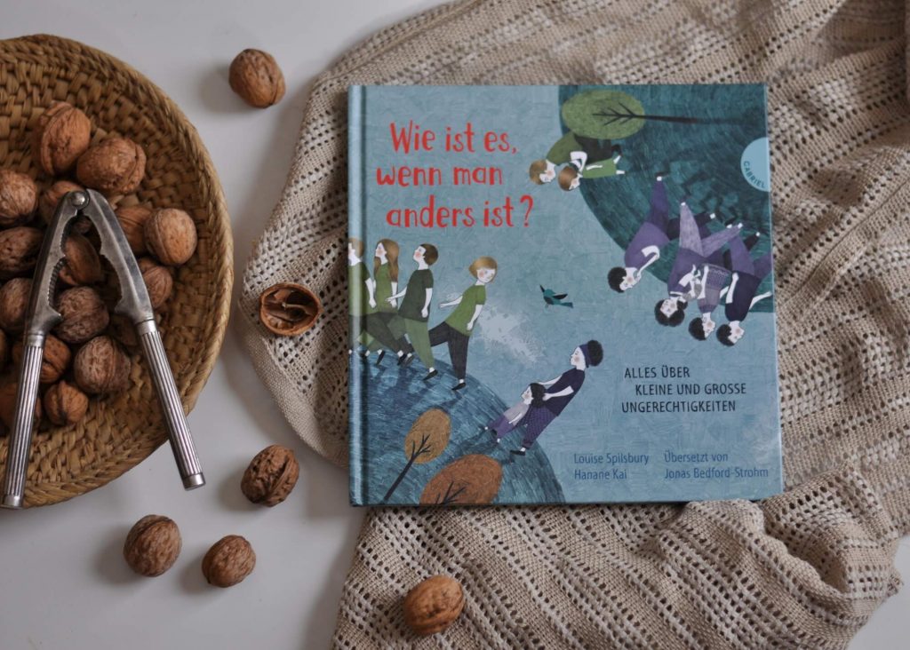Wie ist es, wenn man anders ist? ist ein Buch, dass den Dialog zu Thema Diskriminierung anregt und hervorgeholt werden kann, um über konkrete Situationen aus den (Kinder-)Nachrichten oder dem Alltag zu besprechen. Perfekt also, wenn uns Erwachsenen die Worte fehlen. #toleranz #rassismus #bilderbuch #kinder #buch #lesen #diskriminierung #anders #kindergarten #flucht #religion #hautfarbe