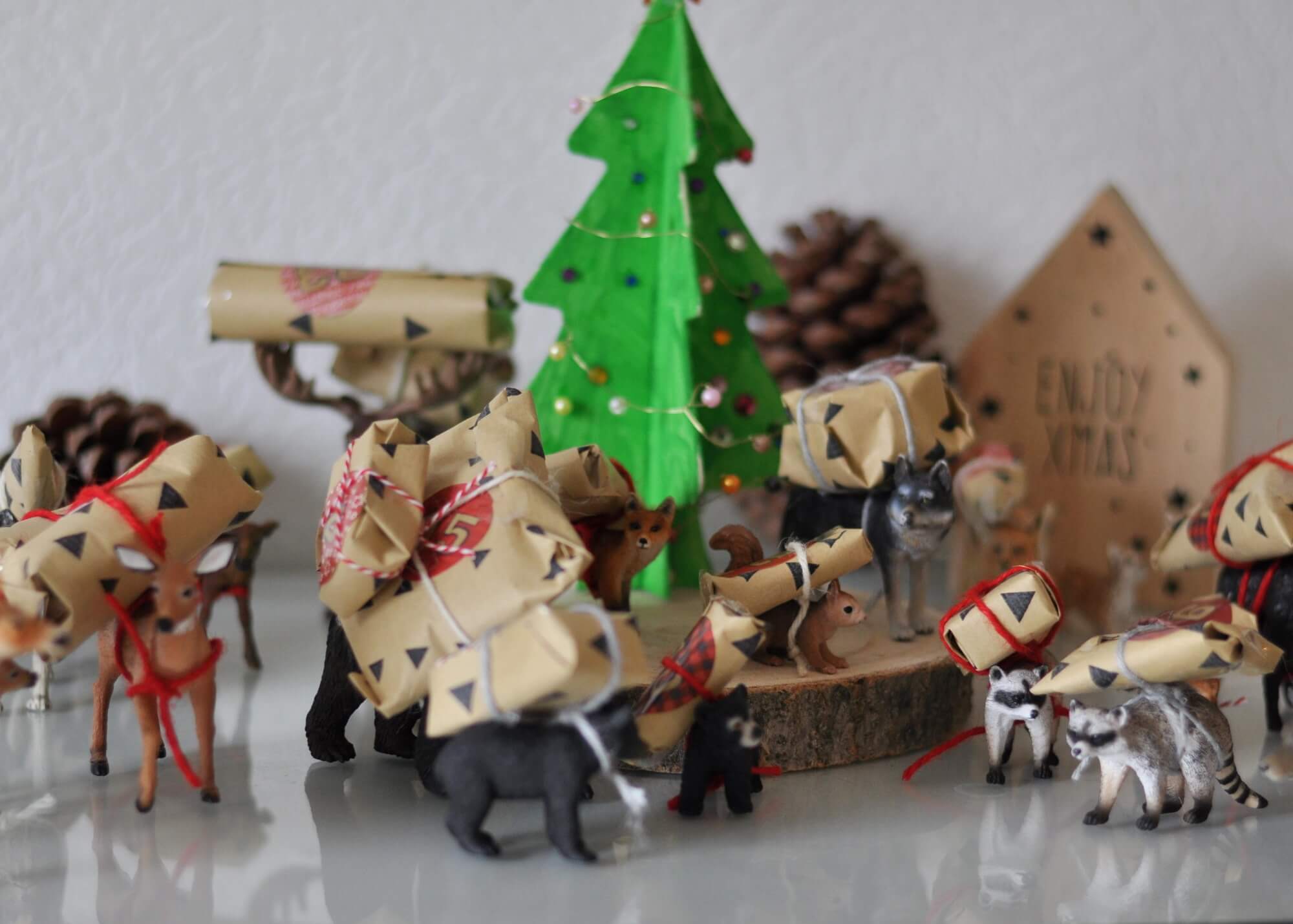 Es sollte unbedingt ein Kalender werden, der nachhaltige Kleinigkeiten mit Süßem verbindet - und dazu nicht besonders bastel-aufwendig ist. Ich zeige euch, wie man einen Schleichtier-Adbentskalender bastelt. #adventskalender #schleichtiere #waldtiere #tierfiguren #diy #basteln #kinder #tiere #weihnachten