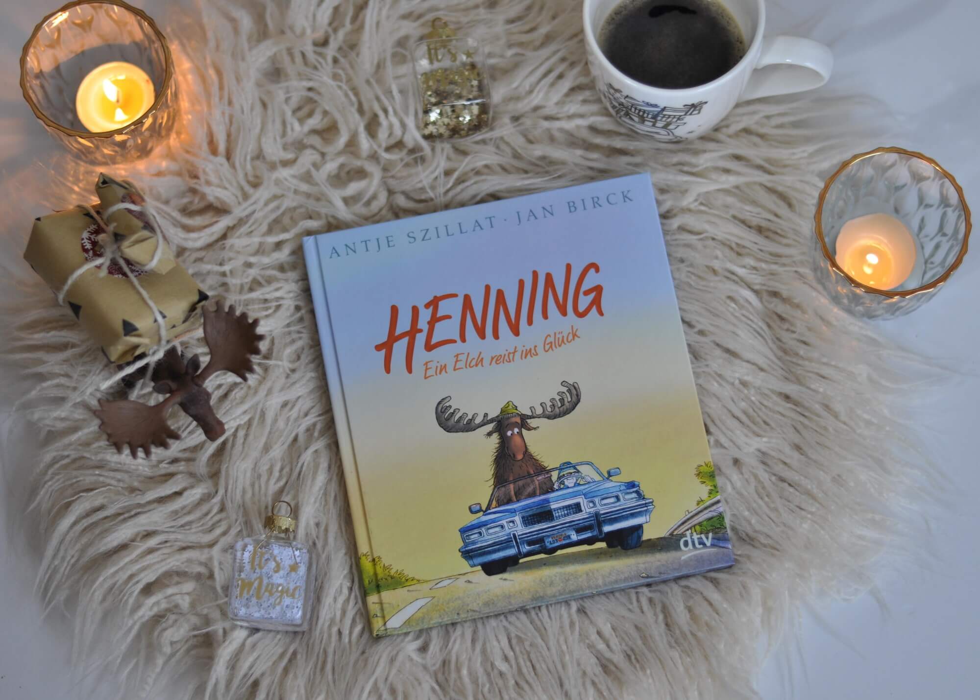 Mitten in den Dreharbeiten türmt Henning vom Set. Doch der Weg ist weit, so dass Henning jede Mitfahrgelegenheit wahrnimmt. Dafür schenkt er allen ein offenes Ohr, obwohl ihm niemand so recht zuhören mag. Denn so ein zuhörender Elch kann ein Leben verändern. #elch #schweden #glück #liebe #roadtrip #theraphie #lesen #buch