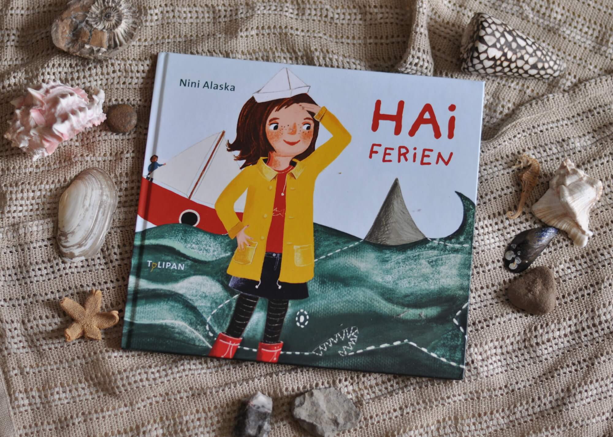 Marie liebt Haie. Jeden Tag malt sie welche und sie kennt sich auch schon richtig gut aus. Mit ihrem Papa, darf sie in den Maiferien mit einem großen, roten Segelboot in Ostsee stechen. Aber gibt es in der Ostsee überhaupt Haie? #hai #papa #ostsee #ferien #meer #bilderbuch #vorlesen