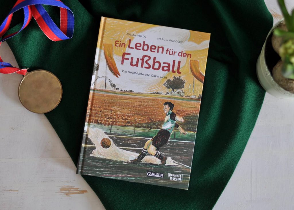 Wie war Fußball im Dritten Reich? Nicht so toll jedenfalls, denn der Fußballsport galt hier als "undeutsch"! Das war ziemlich schlimm für die, deren ganze Leidenschaft am Fußball hing. Wie die Fußballlegende Oskar Rohr (1912-1988), die in dieser Comic-Geschichte erzählt wird. #comic #fußball #deutschland #geschichte #münchen #kinderbuch #lesen