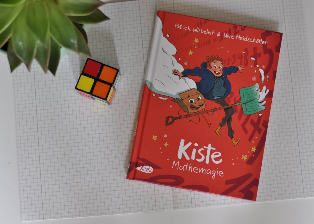 Mattis kapiert die Rechenaufgaben einfach nicht. Dabei schreibt er schon morgen die Klassenarbeit. Auch seine Mutter kann ihm nicht wirklich weiterhelfen. Sie erklärt alles ganz anders als die Lehrerin in der Schule. Und sein ein bester Freund Kiste? Der kann nun mal nicht rechnen, nur bauen. Zum Glück kennt der Zauberer Bartelstrunk einen Zaubertrank der Abhilfe verschaffen soll. #mathe #schule #comic #rechnen #magie #lesen #kinder #kiste