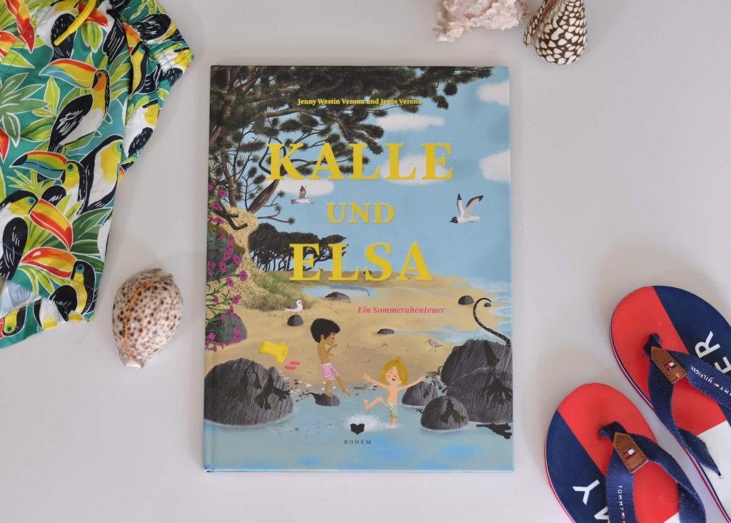 Elsa zeigt Kalle ihren Lieblingsstrand, an dem die beiden zusammen mit Elsas Eltern fahren. Sie haben zum Glück an alles gedacht: Den Delfin zum Aufblasen, den Sonnenschirm, Saft, Proviant und … das Allerwichtigste: Schaufeln! Kalle und Elsa buddeln zusammen eine Falle. Das Loch am Strand wird immer tiefer und größer, genauso wie das Abenteuer, das sich die beiden Freunde ausdenken. #sommer #bilderbuch #strand #meer #abenteuer #fantasie #klischeefrei #freundschaft #kinder #freunde