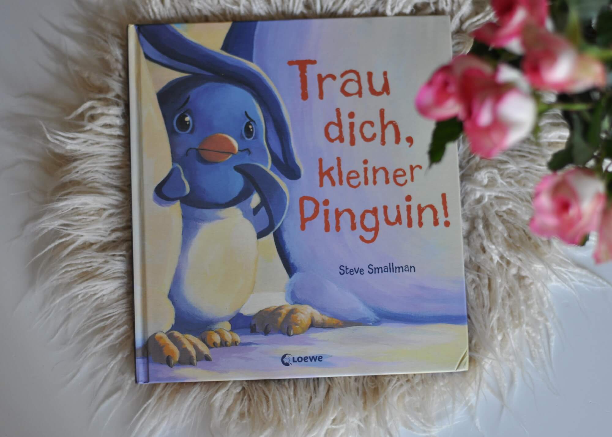 Pinguinmädchen Pippa hat vor vielen Dingen Angst: vor Höhen, vor Schneestürmen, lauten Geräuschen und ganz besonders vor der Dunkelheit. Sie ist damit genau das Gegenteil zu ihrem besten Freund Pery, der nicht nur wagemutig ist, sondern auch gerne mal aus der Reihe tanzt. Als Percy eines Tages spurlos verschwindet, nimmt Pippa all ihren Mut zusammen. #angst #mut #bilderbuch #lesen #vorlesen #kinder #pinguin #freundschaft