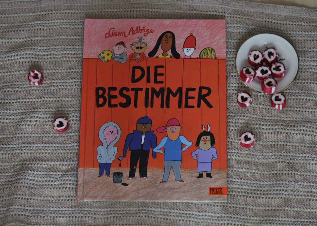 Wenn die vier Bestimmer mal wieder kommen und den anderen Kindern sagen, dass sie wo anders spielen sollen, dann machen das diese fünf Freunde auch. Ob Schaukeln, Klettern oder Hütten bauen, egal welches Spiel sie anfangen, die Gruppe der Bestimmer folgt ihnen nach – und vertreibt sie immer wieder. #bestimmer #lesen #vorlesen #bilderbuch #kinder #spielplatz #mobbing #nein