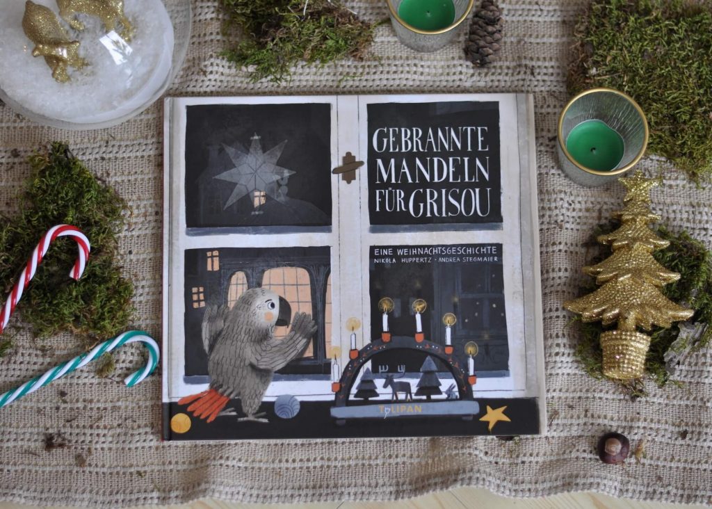 So kurz vor Weihnachten hat Grisous Familie allerghand zu tun: Gedichte und Tricks müssen einstudiert werden und die ganze Wohnung wird geschmückt. Doch vor allem eins interessiert Grisou: Wie wohl gebrannte Mandeln schmecken! Um herauszufinden, ob gebrannten Mandeln die köstlichste aller Köstlichkeiten sind, nutzt Grisou die Chance und schlüpft aus dem Fenster. #weihnachten #papagei #mandeln #weihnachtsmarkt #winter #bilderbuch #lesen #vorlesen