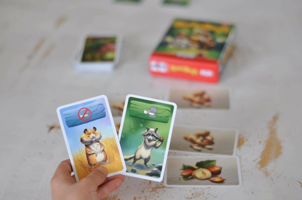 Die Nussjagd ist eröffnet: Jetzt heißt es fünf Futterkarten der gleichen Sorte so fix wie möglich zu sammeln. Doch so einfach ist das nicht, wenn einem die Mitspieler nicht mal das kleinste Nüsschen gönnen. Es wird gesammelt, gebunkert, geklaut und man muss tierisch aufpassen, dass einem nicht alles wieder weggenommen wird. #kartenspiel #waldtiere #familienspiel #karten #spiel #nussjagd #fettebeute #amigo