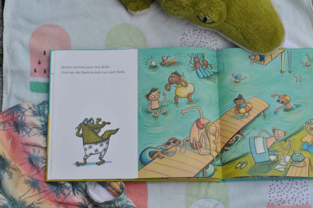 Mit Luftmatratze, Radio und Liegestuhl ausgerüstet, geht es zum Badesee. Aber was ist das? Kaum angekommen, verschwinden plötzlich Sonnenbrille, Badehose und mehr. Sven, der blonde Mann mit Badehose, Heribert mit Gummiboot und Malaika mit der Tasche sind sich einig: Ein mysteriöses Krokodil treibt sein Unwesen! Ein Sommer-Wimmelbuch für Kinder ab 3 Jahren. #kinderbuch #bilderbuch #badesee #rätsel #lesen #vorlesen #strand #sommer