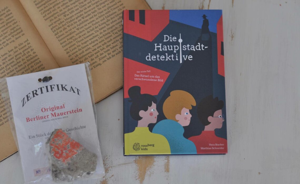 Tarik, Emil und Sarah leben in Berlin Kreuzberg. Wann immer sie können, besuchen sie die Amerika Gedenkbibliothek, von den Berlinern auch "AGeeBeee" genannt, und verschlingen regelrecht die neusten Detektivbücher. Eines Tages beobachten sie, wie ein geheimnisvoller Mann verstohlen Seiten aus einem Buch reißt. Daheinter muss sich ein Geheimnis stecken, sind sich die Hauptstadtdetektive sicher. #detektiv #krimi #kinderbuch #berlin #kinderkrimi #sehenswürdigkeiten #ddr #sachwissen #erzählendesSachbuch