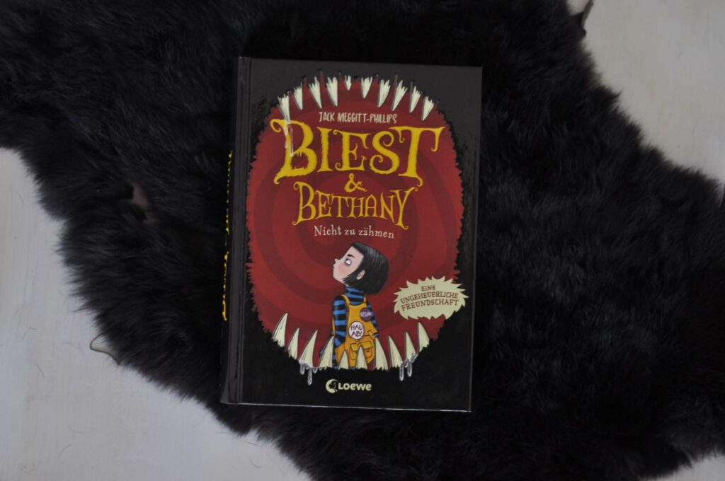 "Biest & Bethany - Nicht zu zähmen" von Jack Meggitt-Phillips ist nicht nur gruselig-biestig, sondern kommt auch mit einem herrlich bissig-schwarzen Humor ala Rolad Dahl daher. Die Geschichte rund um eine unerwartete Freundschaft, die Erfüllung materieller Wünsche und einem hinterhältigen Dachbodenmonster ist ein echtes Lesevergnügen für Kinder und Jugendliche ab 9 Jahren. #grusel #monster #altern #kinderbuch #lesen #jugendbuch #humor #schwarzer