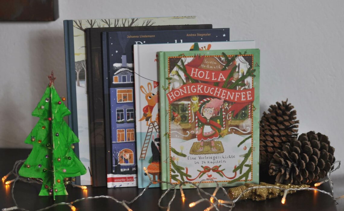 Bald steht Weihnachten vor der Tür und wie jedes Jahr arteten die Vorbereitungen zum Fest der Liebe in großen Stress aus. Mein Geheimrezept: Einfach ein schönes Bilderbuch zur Hand nehemn und Vorlesen - denn aus den bunten, lustigen, besinnlichen und spannenden Kindergeschichten kann man sich einiges Abschauen, um den Weihnachtsabend ganz entspannt anzugehen. #weihnachten #bücher #weihnachtsbücher #kinderbuch #weihnachtsgeschichte #weihnachtsfest #bilderbuch #weihnachtsbuch