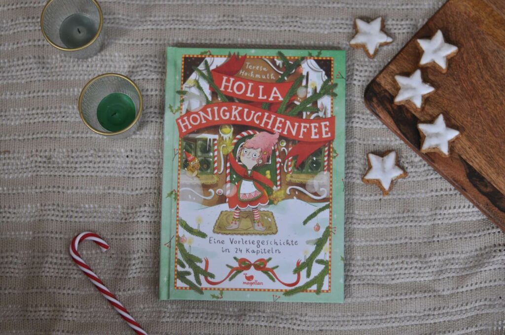 Advent ist für Emil die allerschönste Zeit des Jahres. Aber seine Eltern sind so beschäftigt, dass bei ihnen zu Hause einfach keine richtige Weihnachtsstimmung aufkommen will. Da bekommt Emil ein verzaubertes Lebkuchenhäuschen geschenkt und in kurzer Hand purzelt er mit seiner Freundin Etta in der Backstube von Holla, der Honigkuchenfee.  #weihnachten #vorlesen #adventskalender #lesen #hinigkuchenfee #lebkuchen #backen #magie #kinderbuch