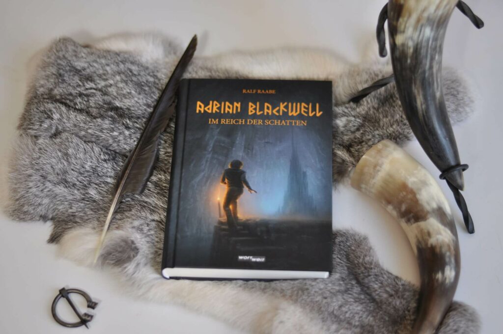 In "Adrian Blackwell - Im Reich der Schatten" von Ralf Raabes werden Thor, Odin & Co. in die Gegenwart transportiert. Obendrauf geht es aber auch ganz feinfühlig um die Themen Trauer und Verlust, Einsamkeit, Freundschaft und die erste Liebe. Das Debüt ist für mich eine mehr als gelungene Mischung aus Coming-of-Age-Roman und spannender Fantasy. #Mytologie #Nordic-Fantasy #Götterdämmerung #ragnarök #odin #thor #loki #spannung #jugendbuch #fantasy