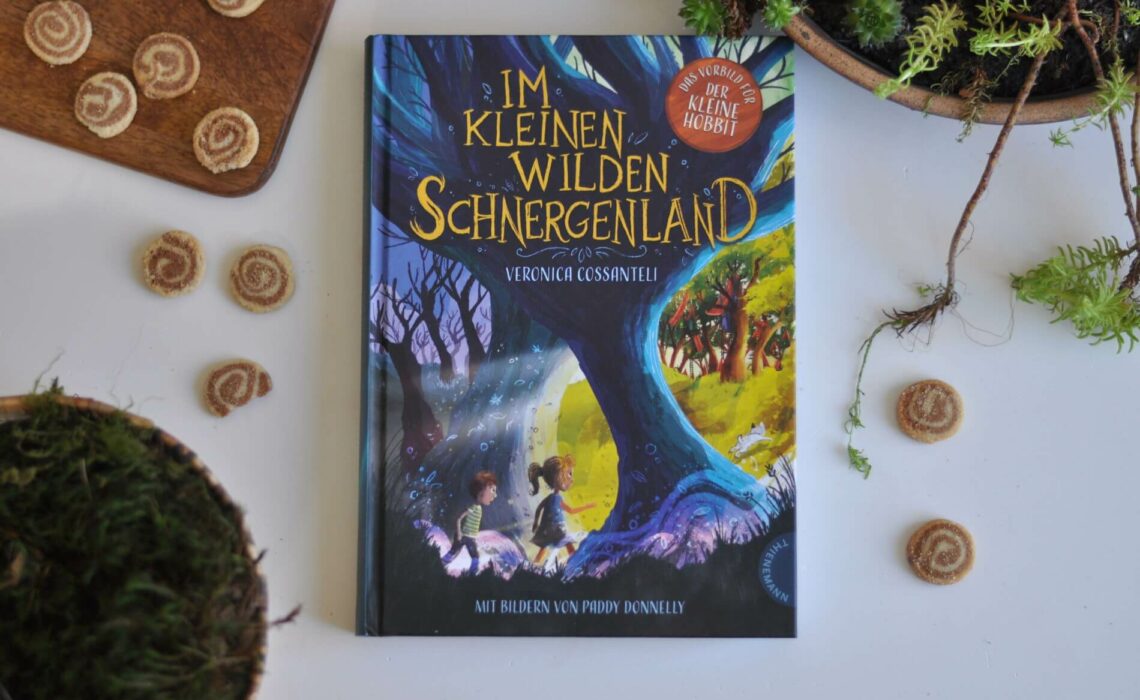 "Im kleinen wilden Schnergenland" von E.A Wyke-Smith, neu interpretiert von Veronica Cossanteli. Das Original inspirierte einst J.R.R. Tolkien zu seinem Buch "Der kleine Hobbit" und ist daher ein Must-read für kleine Fantasy-Fans. Ein Geschichte über beste Freunde und eine Welt voller Fantasie für Kinder ab 6 Jahren. #hobbit #schnergenland #fantasy #kinderbuch #vorlesen #wald #fantasie #freundschaft #kinderheim #tolkien