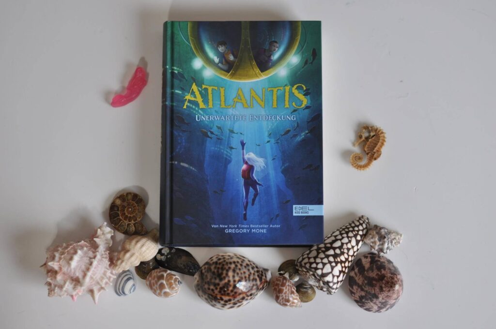 Habt ihr schon mal von der versunkenen Stadt Atlantis gehört, die vor weit über 10.000 Jahren untergegangen sein soll? Für die einen ein Mythos, für die anderen Realität: In dem Fantasy-Auftakt "Atlantis - Unerwartete Entdeckung" spüren zwei Jugendliche und ein in Ungnade gefallener Wissenschaftler die Unterwasser-Zivilisation auf und merken, dass sie dort nicht besonders willkommen sind. Ein rasantes Abenteuer mit ganz viel Hightech und ungewöhnlichen Erfindungen für Kinder ab 11 Jahren. #fantasy #kinderbuch #jugendbuch