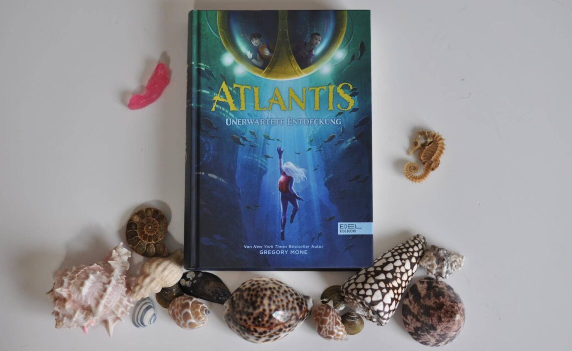 Habt ihr schon mal von der versunkenen Stadt Atlantis gehört, die vor weit über 10.000 Jahren untergegangen sein soll? Für die einen ein Mythos, für die anderen Realität: In dem Fantasy-Auftakt "Atlantis - Unerwartete Entdeckung" spüren zwei Jugendliche und ein in Ungnade gefallener Wissenschaftler die Unterwasser-Zivilisation auf und merken, dass sie dort nicht besonders willkommen sind. Ein rasantes Abenteuer mit ganz viel Hightech und ungewöhnlichen Erfindungen für Kinder ab 11 Jahren. #fantasy #kinderbuch #jugendbuch