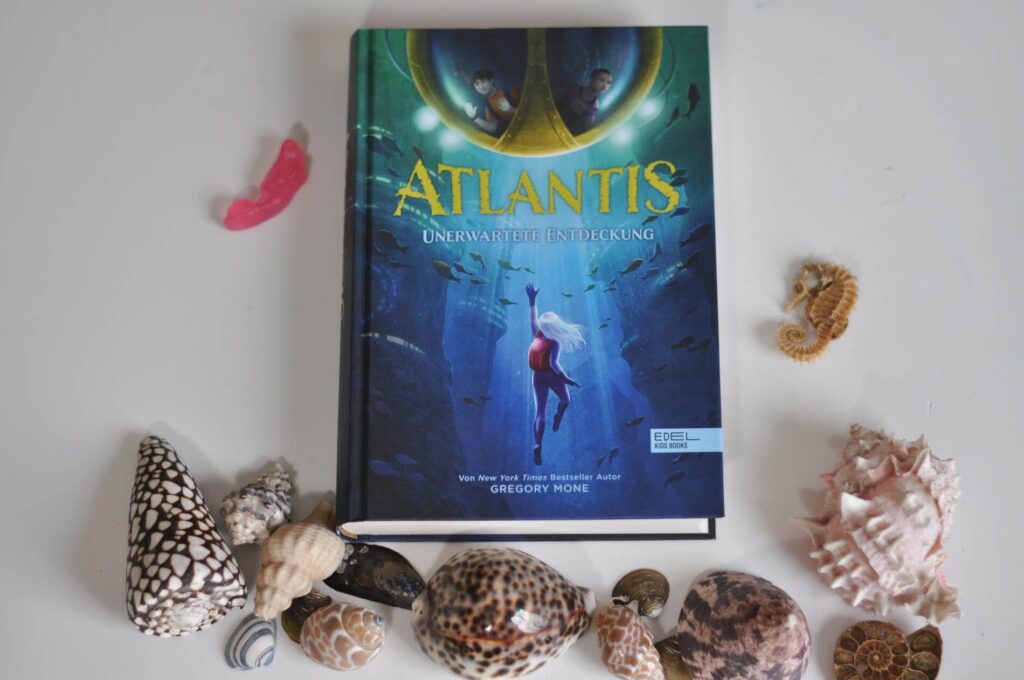 Habt ihr schon mal von der versunkenen Stadt Atlantis gehört, die vor weit über 10.000 Jahren untergegangen sein soll? Für die einen ein Mythos, für die anderen Realität: In dem Fantasy-Auftakt "Atlantis - Unerwartete Entdeckung" spüren zwei Jugendliche und ein in Ungnade gefallener Wissenschaftler die Unterwasser-Zivilisation auf und merken, dass sie dort nicht besonders willkommen sind. Ein rasantes Abenteuer mit ganz viel Hightech und ungewöhnlichen Erfindungen für Kinder ab 11 Jahren. #fantasy #kinderbuch #jugendbuch 