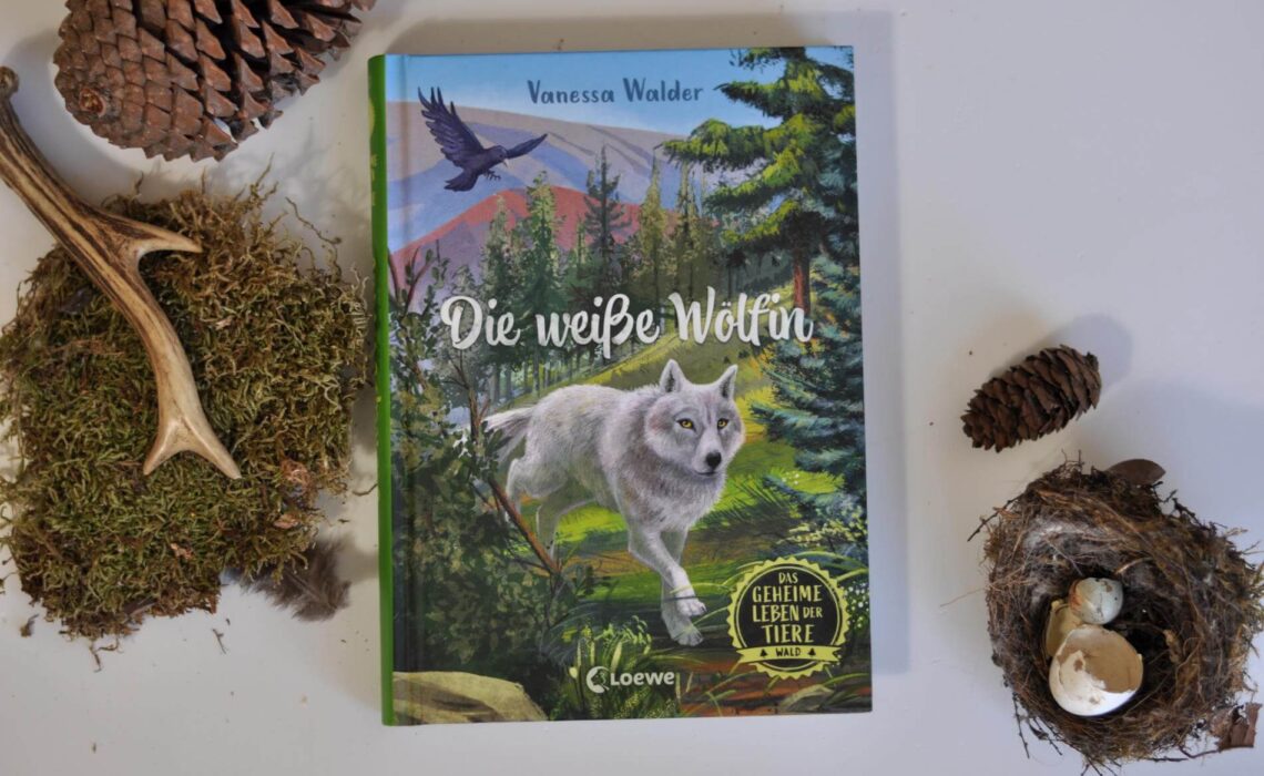 Welchen täglichen Abenteuern muss sich eigentlich ein Wolf stellen? In "Die weiße Wölfin" von Vanessa Walder begleiten Kinder ab 8 Jahren das bewegende Leben der Wölfin Fünf, die sich vom winzigen Welpen zur taffen Leitwölfin durchschlägt. Ein besonderes Tierabenteuer für echte Tierfans. #kinderbuch #wolf #natur #wald #lesen #abenteuer