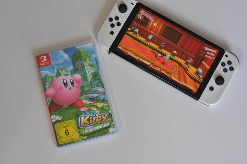 Kirby und das vergessene Land ist hier gerade heiß geliebt und nahezu durchgezockt, aber immernoch bekommt unser Jüngster einfach nicht genug. Denn Kirby in 3D für die Nintendo Switch bietet einfach alles, was ein Siebenjähriger cool findet. Obendrauf enthält es auch noch einen Zweispielermodus, der nicht nur richtig Spaß macht, sondern auch in brenzligen Spiel-Situationen ein echter Gamechanger ist. #nintendo #switch #zocken