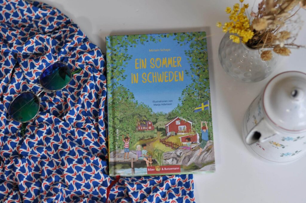 Ein Sommer in Schweden" von Miriam Schaps ist eine Feriengeschichte mit ganz viel Schweden-Feeling, Freundschaft und einem spannenden Abenteuer! Im Verlauf des Urlaubs lernen wir nämlich nicht nur Sehenswürdigkeiten und die Geschichte des Landes kennen, sondern werden auch in einen waschechten Kriminalfall rund um Antiquitäten hineingezogen. Mit dabei: Ein geheimnisvoller Wichtel namens Nisse #kinderbuch #schweden #ferien #lesen