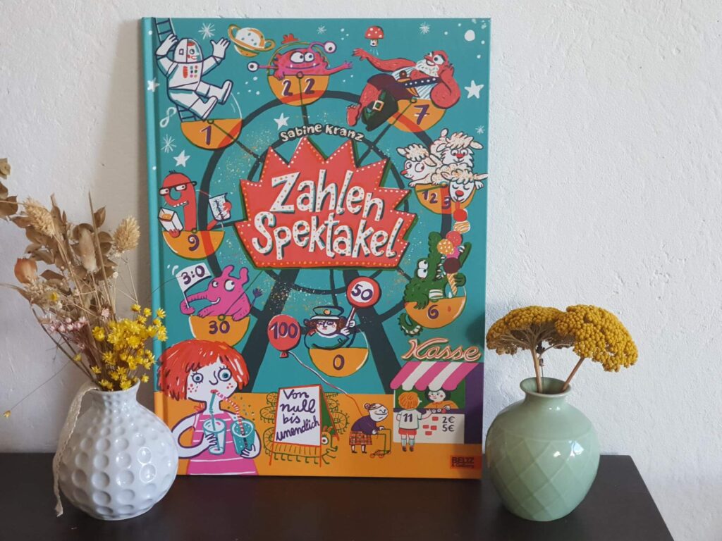 Mit Zahlen jonglieren und mit Sprache spielen macht jede Menge Spaß. Und wenn dann auch noch wimmelig schöne Illustrationen dazukommen, ist das Mitmachbuch perfekt. Jedenfalls finde ich Sabine Kranz' "Zahlenspektakel" mit Guggenmos-Gedichten aus der Welt der Zahlen einfach nur mega gelungen. Das Bilderbuch im Großformat ist super für Vorschulkinder und Erstklässler geeignet, um an das Thema Mathe ganz spielerisch heranzugehen.