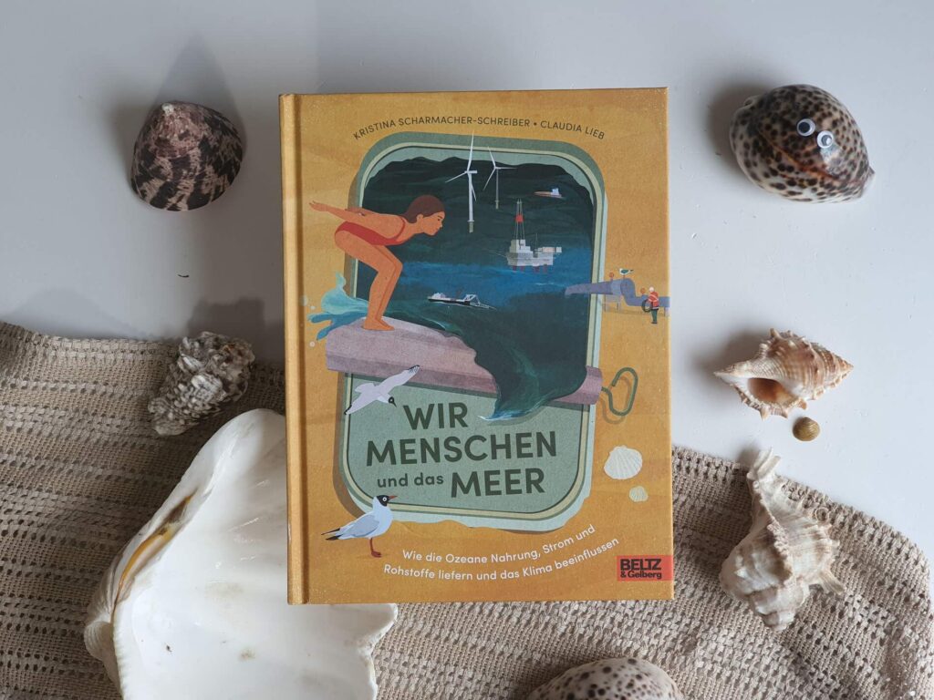 Das Rauschen der Wellen, das erfrischende Nass und die vielen bunten Meeresbewohner: Liebt ihr das Meer auch so sehr? Zum heutigen Weltwassertag sollten wir unsere Meere und Ozeane feiern. Und deshalb möchte ich ein ganz besonderes Sachbuch vorstellen: In "Wir Menschen und das Meer - Wie die Ozeane Nahrung, Strom und Rohstoffe liefern und das Klima beeinflussen" zeigt Kristina Scharmacher-Schreiber, wie wichtig sie für uns alle sind und was wir in Bezug auf den Klimawandel tun können. Die detaillierten und farbenfrohen Illustrationen von Claudia Lieb lassen Kinder ab 7 Jahren dabei voll und ganz ins Thema abtauchen.