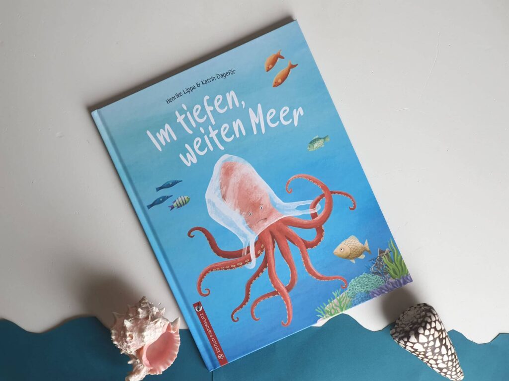 Tüten, Dosen und jede Menge Plastik - in unseren Meeren landen ganz schön viele Dinge, die da nicht hingehören. Das Bilderbuch "Im tiefen, weiten Meer" von Henrike Lippa mit Illustrationen Dageför lässt einen tief in die Unterwasserwelt eintauchen. Sie zeigt, wie sich die Meeresbewohner mit all dem Abfall fühlen. Eine lustige gereimte Umwelt-Geschichte aus Tier-Perspektive, die viel Anlass für Gespräche liefert.