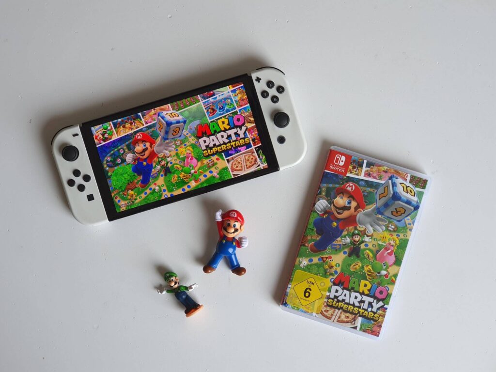 Eines unserer ersten Spiele für die Nintendo Switch war Super Mario Party.  Jetzt gibt es schon seit einer ganzen Weile eine neue Version unseres Lieblingsspiels. Mario Party Superstars ist eine wahre Schatzkiste an Spielbrettern und Minispielen vergangener Versionen des Spieleknallers! Was die Highlights des Spieles sind, erzähle ich euch in diesem Beitrag. #gaming #nintendo #switch 