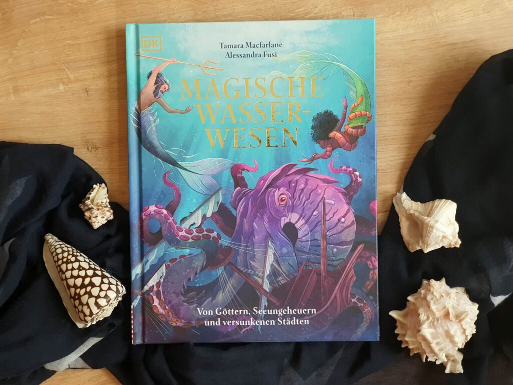80 % der Ozeane sind nahezu unerforscht. Doch was wäre, wenn alles, was sich in den Tiefen der Meere verbirgt, auf einmal zum Vorschein käme? Atlantis und Doggerland, Kelpies und Riesenkraken: In "Magische Wasserwesen - Von Göttern, Seeungeheuern und versunkenen Städten" von Tamara Macfarlane geht es um fabelhafte Mythen und Legenden, echte Phänomene und gruselige Geisterschiffe. Die wunderschönen Szenen der Künstlerin Alessandra Fusi lassen dabei kleine Leserinnen und Entdecker ab 7 Jahren in die magische Unterwasserwelt eintauchen.