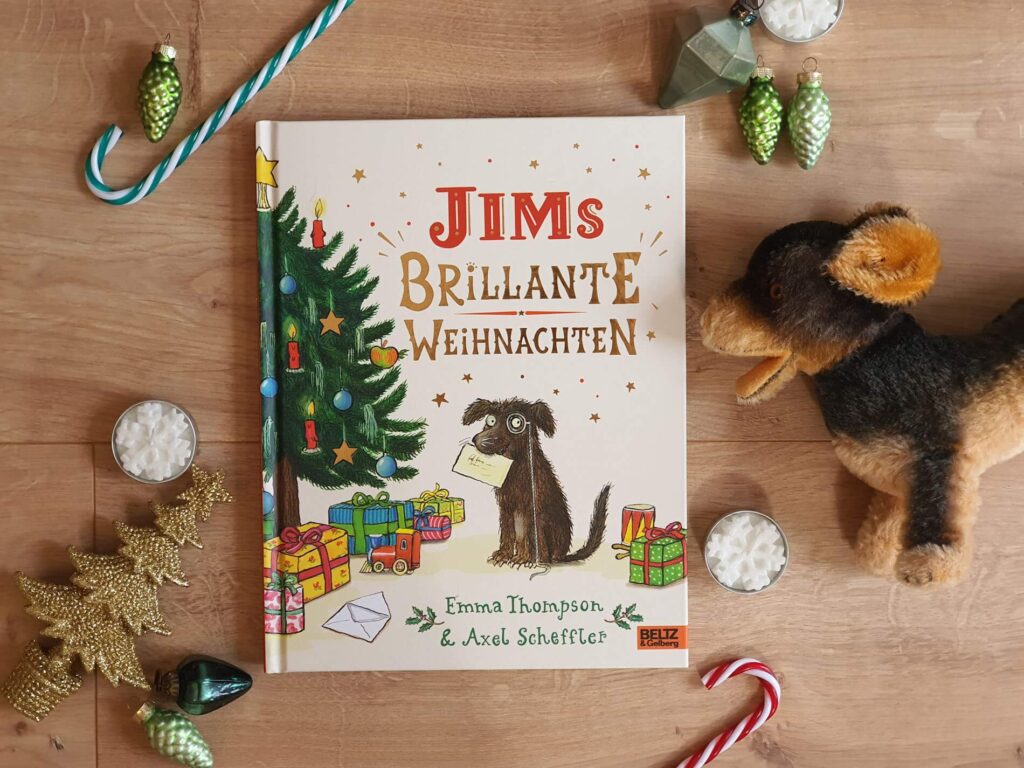 Hollywood-Star Emma Thomsen hat eine Weihnachtsgeschichte geschrieben. Und zwar eine, die echt alles hat, was eine gute Erzählung braucht: einen Hund, der dank großer Güte in einem prächtigen Museum lebt, einen sehnsuchtsvollen Wunsch und eine gedruckte Weihnachtskarte, die alles verändert. "Jims brillante Weihnachten" ist dabei nicht nur voller Witz und Charme erzählt, sondern auch noch lustig von Grüffelo-Illustrator Axel Scheffler in Szene gesetzt. Ein großes Vorlesevergnügen, das auf wahren Begebenheiten beruht und für mich jetzt schon ein moderner Weihnachtsklassiker.
