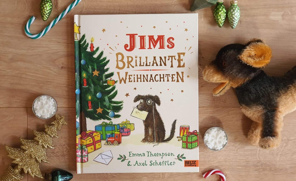 Hollywood-Star Emma Thomsen hat eine Weihnachtsgeschichte geschrieben. Und zwar eine, die echt alles hat, was eine gute Erzählung braucht: einen Hund, der dank großer Güte in einem prächtigen Museum lebt, einen sehnsuchtsvollen Wunsch und eine gedruckte Weihnachtskarte, die alles verändert. "Jims brillante Weihnachten" ist dabei nicht nur voller Witz und Charme erzählt, sondern auch noch lustig von Grüffelo-Illustrator Axel Scheffler in Szene gesetzt. Ein großes Vorlesevergnügen, das auf wahren Begebenheiten beruht und für mich jetzt schon ein moderner Weihnachtsklassiker.