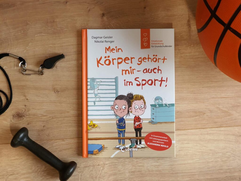 Was ist, wenn man sich im Sportunterricht bei Berührungen durch den Trainer unwohl fühlt? Sollte man etwas sagen? Oder doch lieber nicht, um keinen Ärger zu riskieren? Genau vor dieser schwierigen Entscheidung steht Nora in "Mein Körper gehört mir- auch im Sport!" von Dagmar Geisler. Die Geschichte mit vielen Illustrationen von Nicolai Renger regt nicht nur dazu an, über Missbrauch im Sport zu sprechen, sondern eigene Grenzen zu setzen und diese zu verteidigen. Ein erzählendes Sachbuch für Erstleser mit jeder Menge Infos und Adressen von Beratungsstellen.