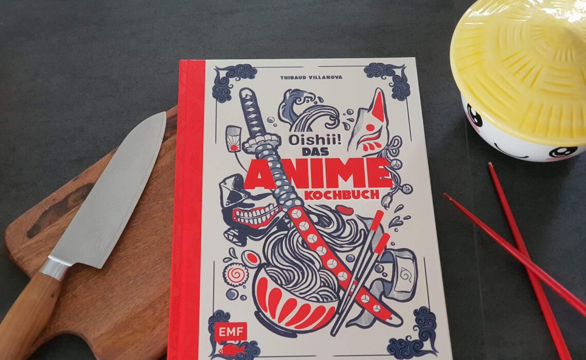 Manga und japanisches Essen - eine Kombi, die bei meinen Söhnen gerade mega ankommt. Während der Teenie seine pubertären Heißhunger-Attacken gerne mit Ramen stillt, ist unser Tween großer Naruto und One Piece Fan - und liebt Sushi über alles. Da kommt als Thibaud Villanovas Kochbuch "Oishii! Das Anime Kochbuch" mit 40 magischen Rezepten aus den beliebtesten Anime-Serien genau richtig. Ob Ichiraku-Ramen nach Naruto-Art, Japanisches Curry ala One Piece oder Borutos Geflügel-Burger mit Zitronen-Mayo - hier ist für jeden Anime-Fan etwas dabei!
