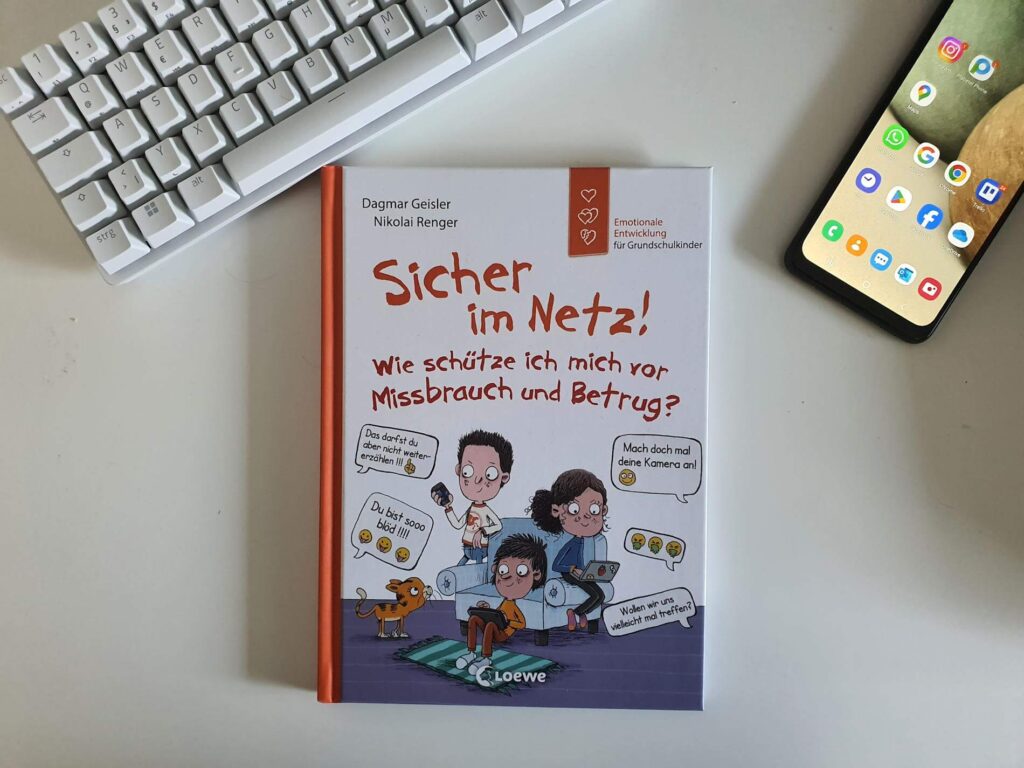 Online-Spiele, Chats und YouTube - viele Grundschulkinder sind heute schon regelmäßig im Internet unterwegs. Deshalb sollte man frühzeitig die wichtigsten Regeln für ihr Handeln im Internet mit an die Hand geben. Welche privaten Infos darf man Zockerkumpeln preisgeben? Wie geht man mit Video-Inhalten um, die man nicht gut findet? Und darf man lusitge Baby-Fotos einfach so weiterleiten? Genau dafür ist das neue Buch von Dagmar Geisler "Sicher im Netz! Wie schütze ich mich vor Missbrauch und Betrug?" wie geschaffen. Mit vielen Beispielen aus dem Kinderalltag und klaren Regeln erfahren bereits die jüngsten Internetuser, wie sie mit Mobbing, Grooming, Fake-News und Betrug umgehen solten.