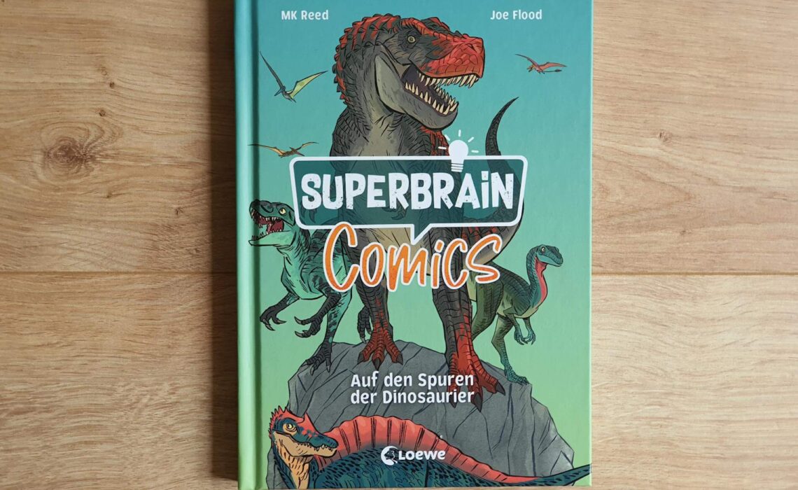 Wer hat die ersten Dinoknochen gefunden? Wann lebten die Dinosaurier auf unserer Erde? Und wie hat sich die Forschung im Laufe der Zeit verändert? MK Reed und Joe Flood zeigen in "Auf den Spuren der Dinosaurier", was wir heute alles über Dinos wissen und was es noch alles zu entdecken gibt. Und zwar als Comic! Diese grandiose und bilderstarke Zeitreise durch die Geschichte der Dino-Forschung ist ein Band aus der neuen Sachbuch-Reihe "Superbrain Comics", die Wissens-Themen verständlich erklärt.