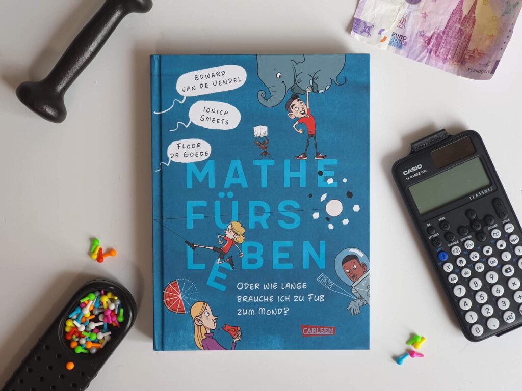 Warum sind in Mathe-Büchern die Aufgaben rund um Brüche, Prozente und Wahrscheinlichkeiten immer nur total öde und unverständlich? Die Kids der 5. Klasse der Theo-Thijssen-Schule haben eine Idee: Jeder denkt sich eine Mathe Frage aus seinem Alltag aus und jede Woche wird eine davon gelöst. Und bei 24 Kindern kommt ganz schön was zusammen. Neben vielen spannenden Rechenaufgaben rund um Fußball, Rabatte, Zeitreisen & Co. erfahren wir auch viel über die Kinder und ihre Ängste, Sorgen und Vorlieben. Eine Geschichte aus dem Schulalltag voller Freundschafts- und Familienproblemen mit spannenden Mathe-Fragen und lustigen Comic-Illus für Kinder ab 10 Jahre.