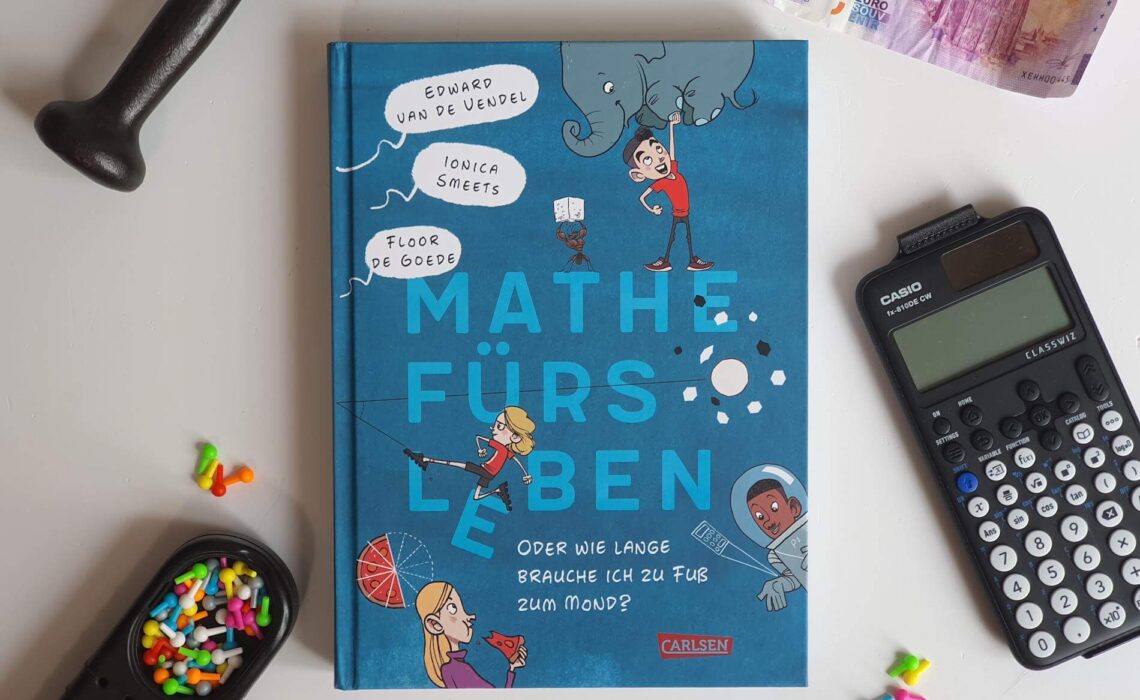 Warum sind in Mathe-Büchern die Aufgaben rund um Brüche, Prozente und Wahrscheinlichkeiten immer nur total öde und unverständlich? Die Kids der 5. Klasse der Theo-Thijssen-Schule haben eine Idee: Jeder denkt sich eine Mathe Frage aus seinem Alltag aus und jede Woche wird eine davon gelöst. Und bei 24 Kindern kommt ganz schön was zusammen. Neben vielen spannenden Rechenaufgaben rund um Fußball, Rabatte, Zeitreisen & Co. erfahren wir auch viel über die Kinder und ihre Ängste, Sorgen und Vorlieben. Eine Geschichte aus dem Schulalltag voller Freundschafts- und Familienproblemen mit spannenden Mathe-Fragen und lustigen Comic-Illus für Kinder ab 10 Jahre.