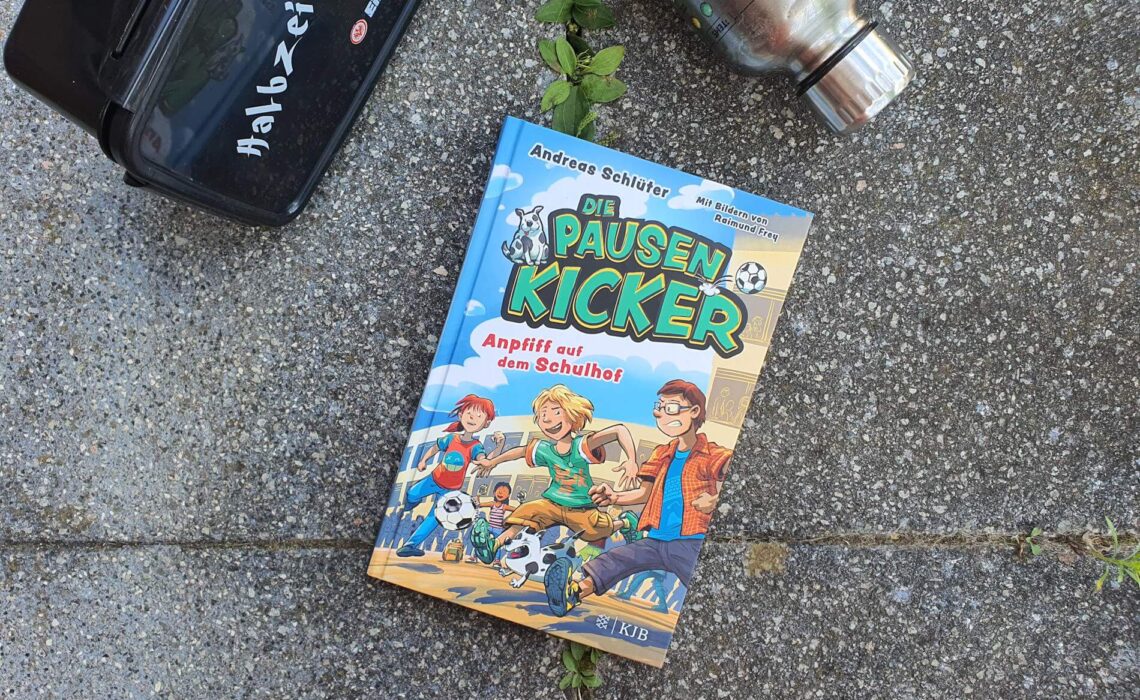 Fußball ist ein Spiel, das alle zusammenbringt! Egal ob Junge oder Mädchen, arm oder reich oder woher man kommt. Genau das zeigt die neue Kinderbuchreihe "Die Pausenkicker". Denn hier spielen in den großen Schulpausen nicht nur die Vereinsfußball-Jungs auf dem Bolzer, sondern die ganze Klasse ist am Start. Klar, dass das anfangs nicht allen gefällt. Aber letztendlich geht es um Fairness, Spaß, Respekt und Zusammenhalt. In Band 1 "Anpfiff auf dem Schulhof" muss sich die 4a zusammenfinden und mit allen eine Strategie austüfteln, um am Ende des Schuljahres vielleicht den Pokal zu gewinnen. Eine coole und alltagsnahe Kinderbuchreihe über das, was wirklich zählt: Freundschaft, Schule und natürlich Fußball. Für Kinder ab 9 Jahren.