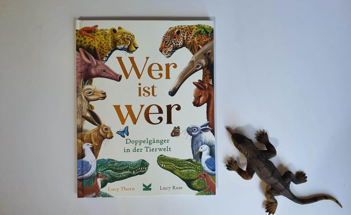 Rabe oder Krähe? Hase oder Kaninchen? Seehund oder Seelöwe? Auf der Erde leben unglaublich viele verschiedene Tiere. Trotzdem sehen mache Tiere fast gleich aus. Doch wie kann man sie von einander unterscheiden? "Wer ist wer? - Doppelgänger in der Tierwelt" von Lucy Thorn und Lucy Rose hilft dabei, Tiere nie wieder zu verwechseln. Auf 20 Doppelseiten werden Tier-Zwillingspaare mit ihren Eigenschaften und ihren Unterschieden vorgestellt. Ein spannendes Tierbuch mit großflächigen Illustrationen für Kinder ab 8 Jahre.